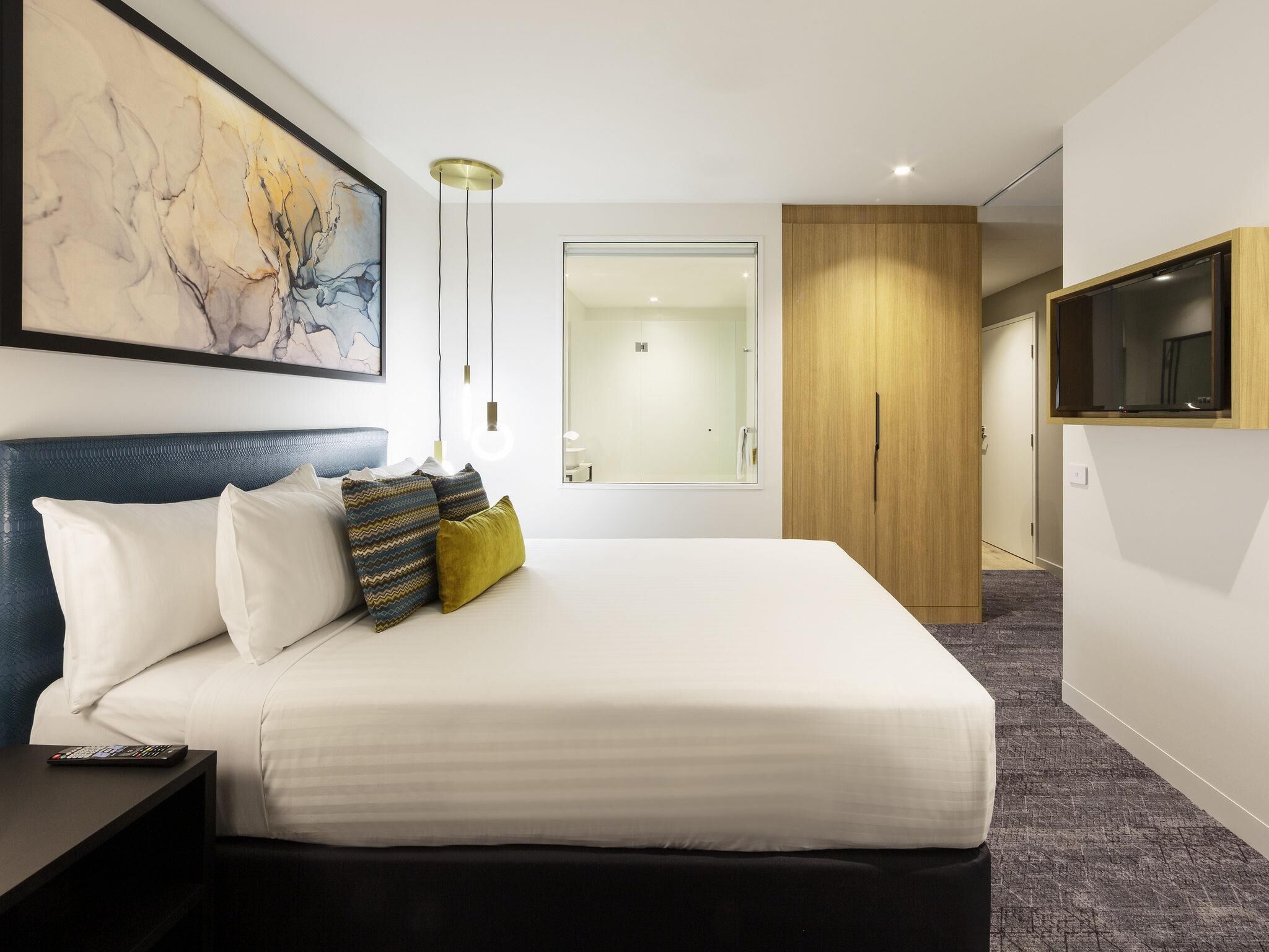 Executive Studio Room with Separate Lounge, Sofa Bed and Bath | Hypo-allergenic bedding, pillowtop beds, minibar, in-room safe