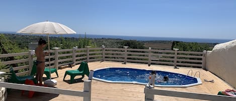 Alberca al aire libre por temporada y sombrillas en la alberca