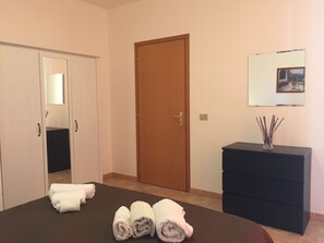 Familieleilighet, 2 soverom, sjøutsikt (Giulia) | Individuelt dekorert, individuelt innredet og strykejern/-brett