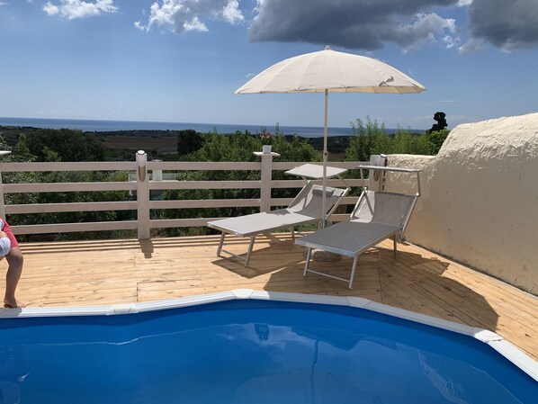 Piscine extérieure (ouverte en saison), parasols de plage
