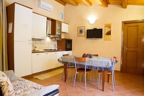 Familienapartment, 2 Schlafzimmer (Tramonto) | Eigene Küche | Großer Kühlschrank, Mikrowelle, Ofen, Herdplatte