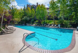 Una piscina al aire libre, una piscina climatizada