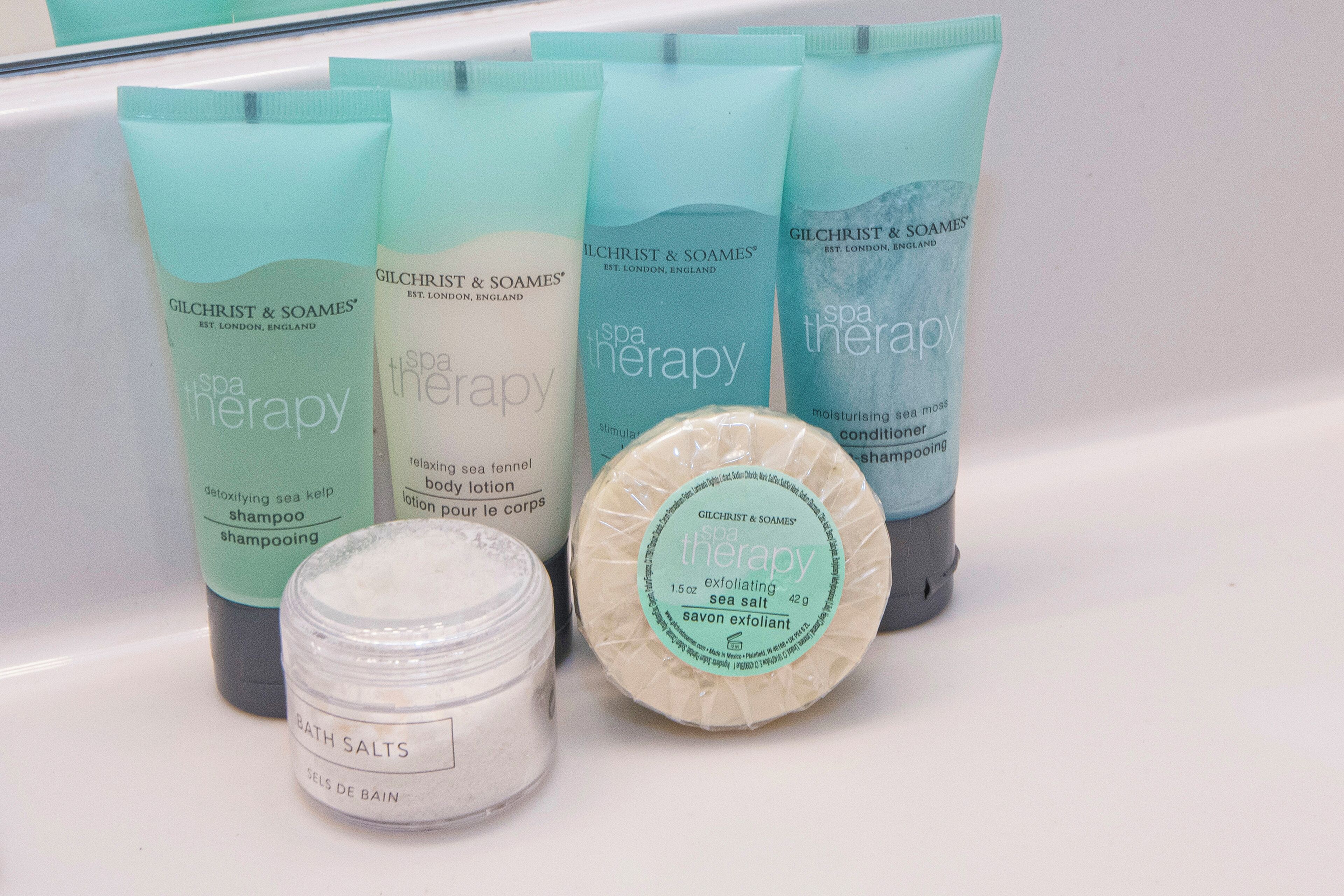 Een verzameling spa-producten, waaronder zeewier zout en bodylotion.