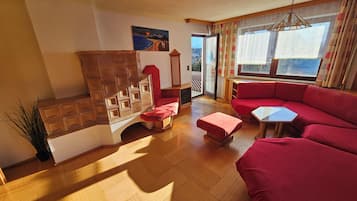 Fernseher, Kamin, Videothek, Stereoanlage