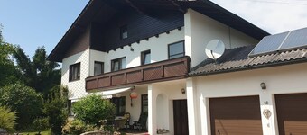 このアパートメントは、スキー場と山の湖の隣のアルプスに位置しています。