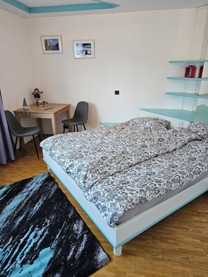 3 habitaciones, tabla de planchar con plancha, wifi y ropa de cama 