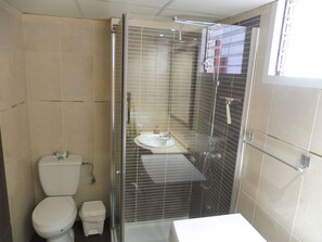 Douche, sèche-cheveux, serviettes fournies, savon