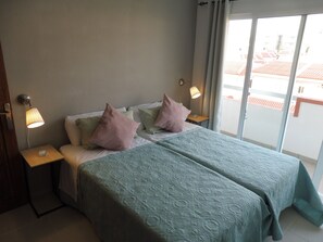 1 غرفة نوم وخزنة داخل الغرفة ومكواة/لوح كي وسرير سفر