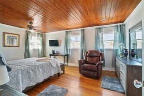 3 bedrooms, desk, iron/ironing board, free WiFi - Sea Glass Cottage: An Oceanfront Experience (St. Augustine)