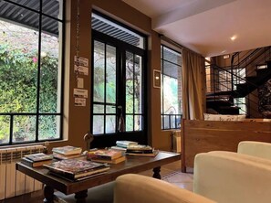 En 21-tommers LED-TV med kabel-kanaler samt TV