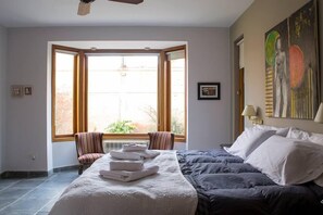 Neljän hengen premium-huone | Tallelokero huoneessa, yksilöllisesti sisustettu