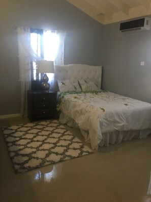 Basic House | Iron/ironing board, free WiFi