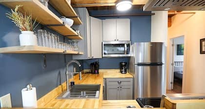 2 Bed Exceptional Fireplace Condo In the Heart of Town On Shuttle Route