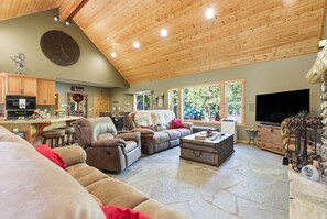 Smart TV, caminetto, videogiochi, impianto stereo