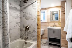 Kombinert dusj/badekar, hårføner, håndklær og toalettpapir