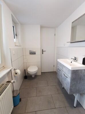 Dusche, Haartrockner, Toilettenpapier