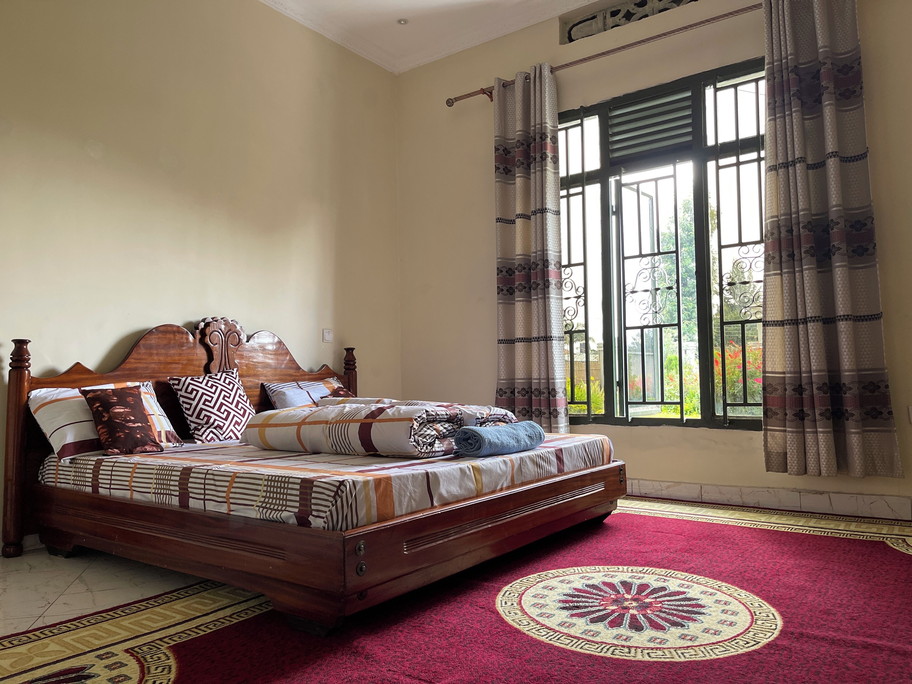 Quarto triplo standard, 1 cama King, vista para o jardim | Roupas de cama premium, individualmente decorados, escrivaninha