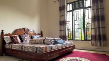 Quarto triplo standard, 1 cama King, vista para o jardim | Roupas de cama premium, individualmente decorados, escrivaninha