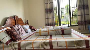 Habitación familiar | Ropa de cama de alta calidad, decoración personalizada y escritorio