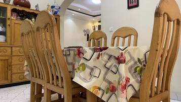 Se sirven desayunos, comidas, cenas y cocina local e internacional