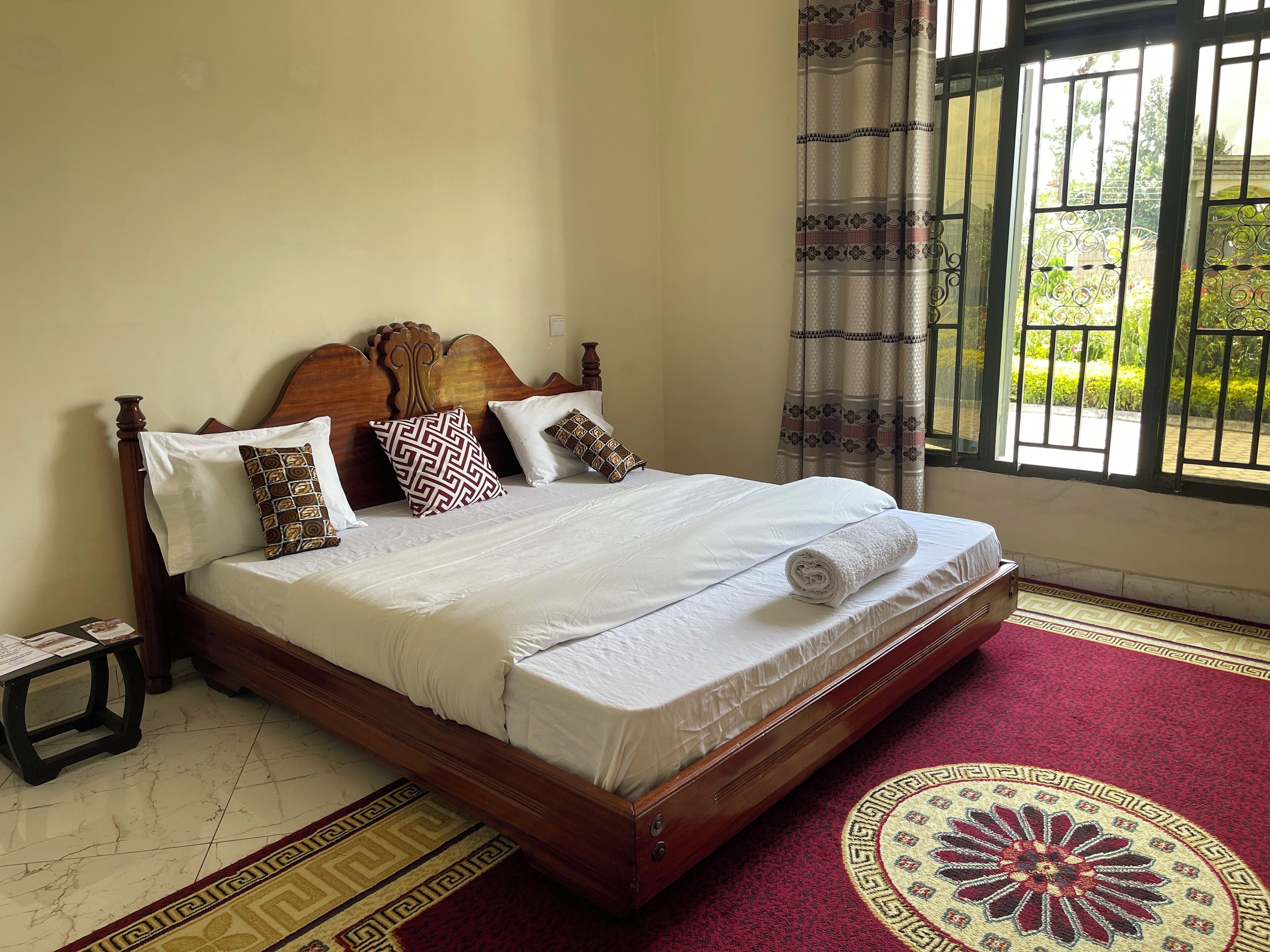 Standard Triple Room, 1 King Bed, Garden View | Premium bedding, individually decorated, desk, laptop workspace