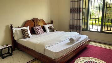 Habitación triple estándar, 1 cama King size, vista al jardín | Ropa de cama de alta calidad, decoración personalizada y escritorio