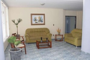 Lobby sitting area - Hotel Jacarandá (Teixeira de Freitas)