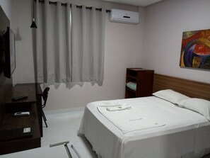Minibar, desk, free WiFi, bed sheets - Hotel Jacarandá (Teixeira de Freitas)