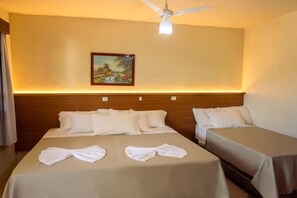 A hotel room with two beds, a ceiling fan, and a painting on the wall. - Pousada dos Plátanos (Nova Petropolis)