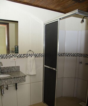 Economy Double Room | Bathroom | Shower, hair dryer, towels, soap - Pousada dos Plátanos (Nova Petropolis)