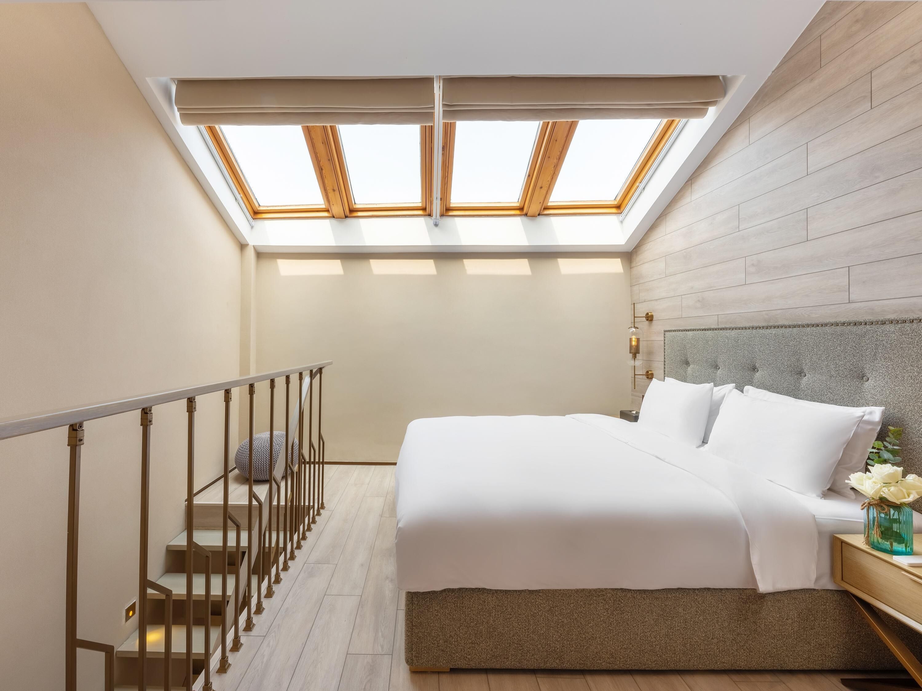 Habitación ejecutiva, varias camas, vista al lago | Caja de seguridad en la habitación, cortinas blackout y wifi gratis 