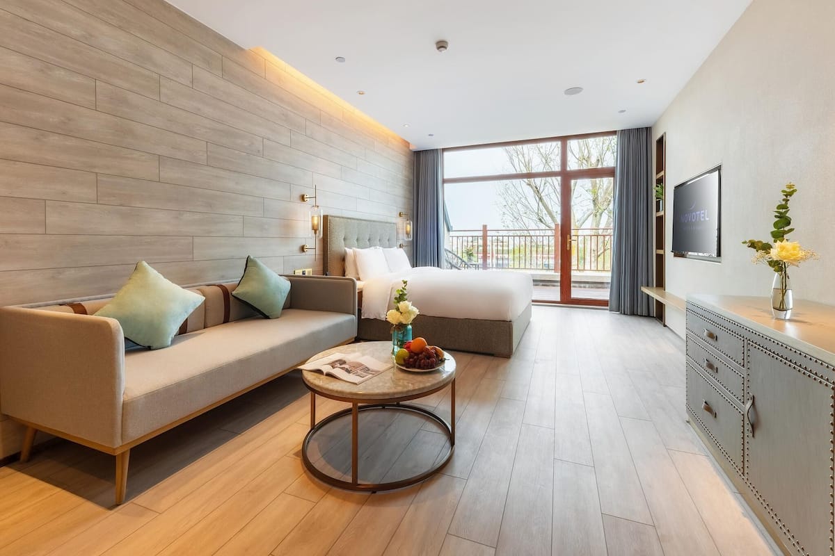 Deluxe-rum - flera sängar | Värdeförvaringsskåp på rummet, mörkläggningsgardiner och gratis wi-fi