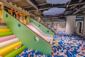 Área de juegos infantiles techada
