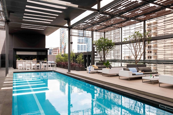 Una piscina al aire libre