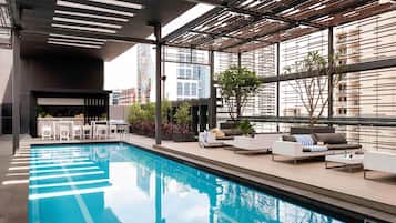 Una piscina al aire libre