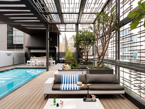 Una piscina al aire libre