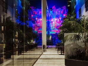 供应早餐、午餐和晚餐，国际美食