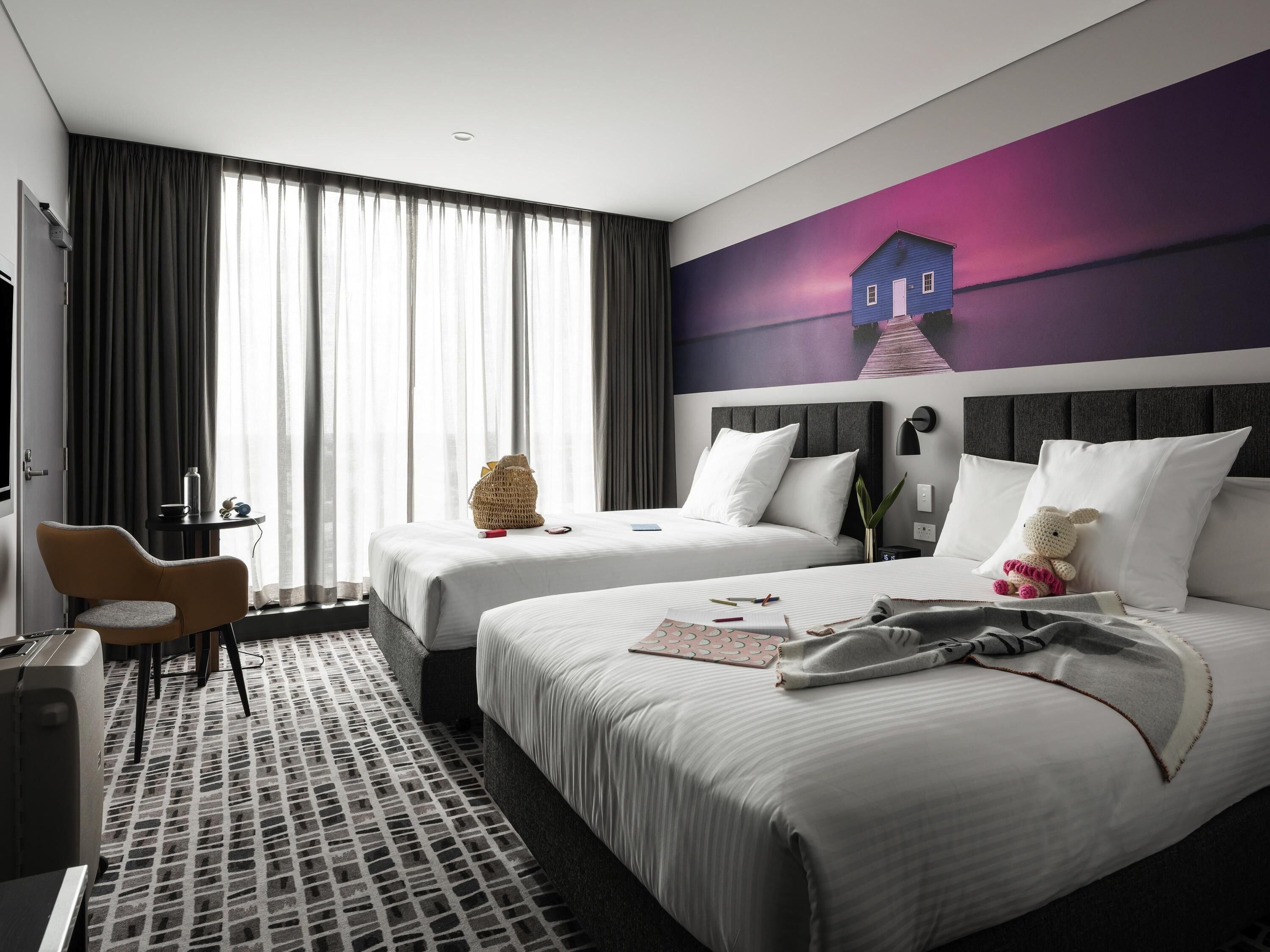 Habitación Deluxe doble, 2 camas dobles | Ropa de cama de alta calidad, caja fuerte, decoración individual