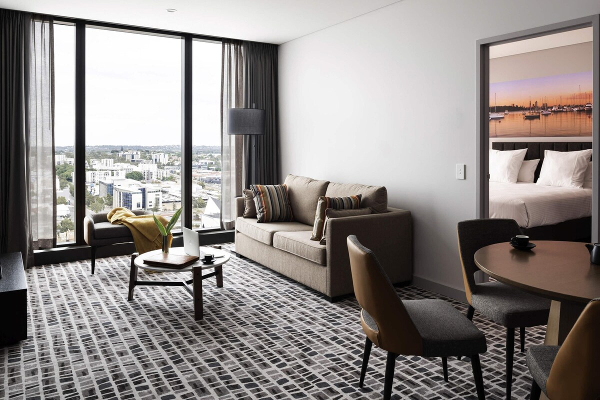 Executive Suite, 1 King Bed | Premium bedding, in-room safe, desk, laptop workspace