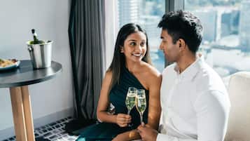 Chambre Deluxe, 1 trÚs grand lit, accessible aux personnes à mobilité réduite | Literie de qualité supérieure, coffres-forts dans les chambres