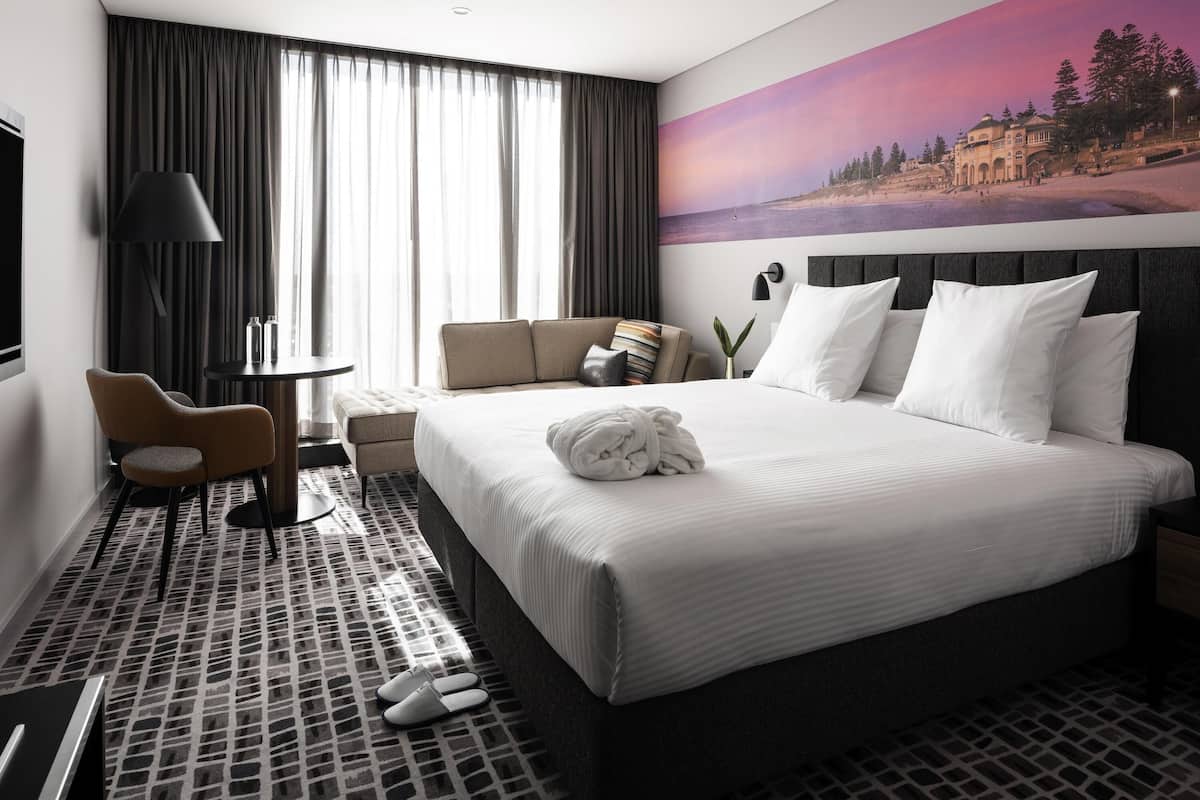 1 Schlafzimmer, hochwertige Bettwaren, Zimmersafe, individuell dekoriert