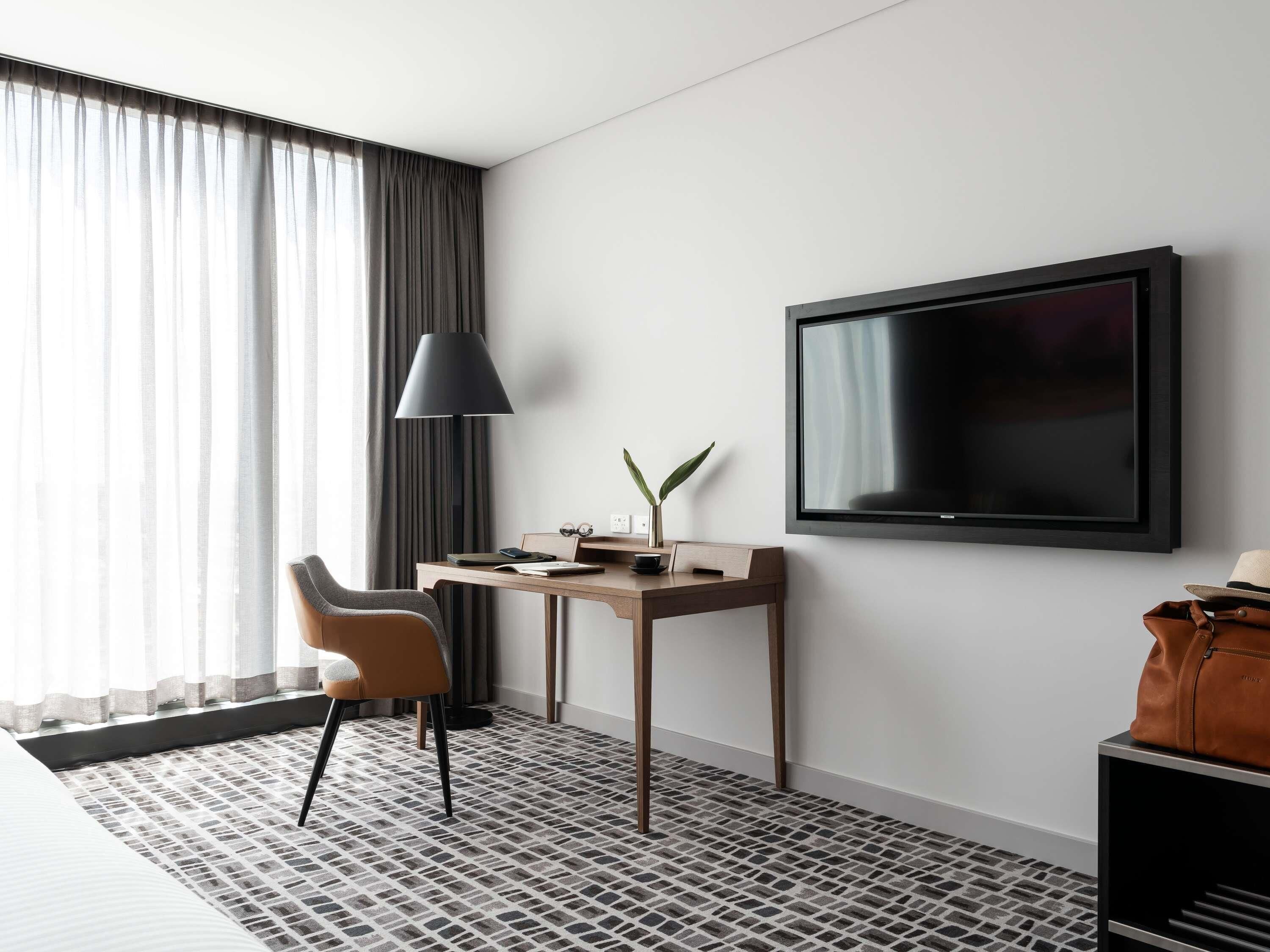 أغطية فراش متميزة وخزنة داخل الغرفة وبديكورات فريدة لكل غرفة