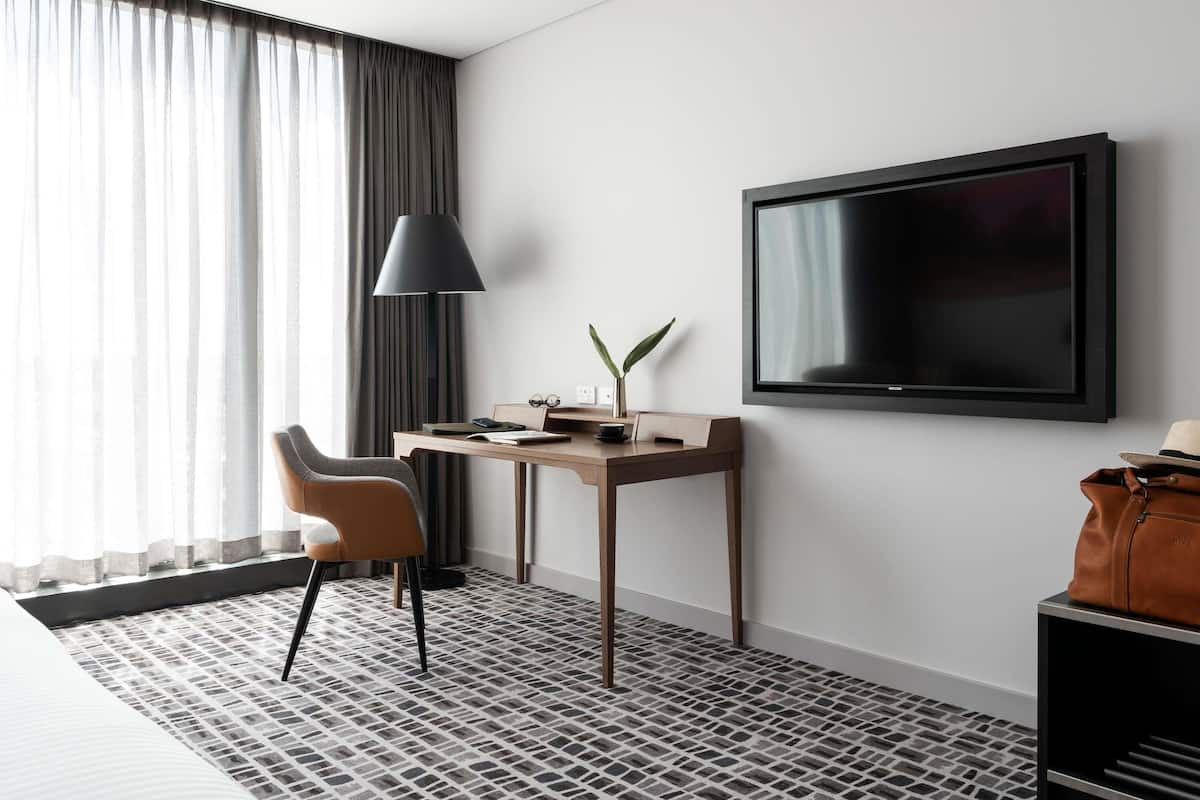 Ropa de cama de alta calidad y caja de seguridad en la habitación