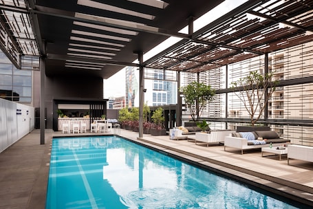 Una piscina al aire libre. Novotel Perth Murray Street