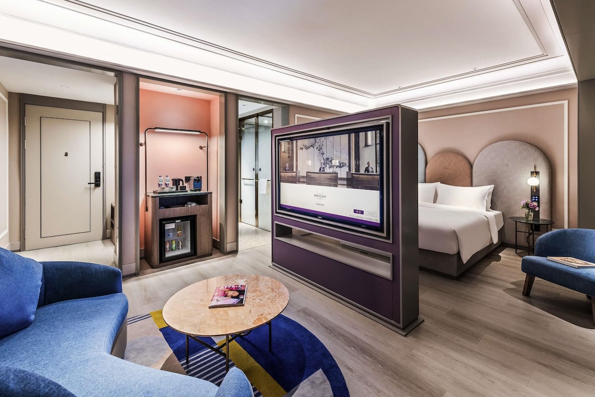 Privilege, Kamer, 1 kingsize bed | Een minibar, een kluis op de kamer, een bureau