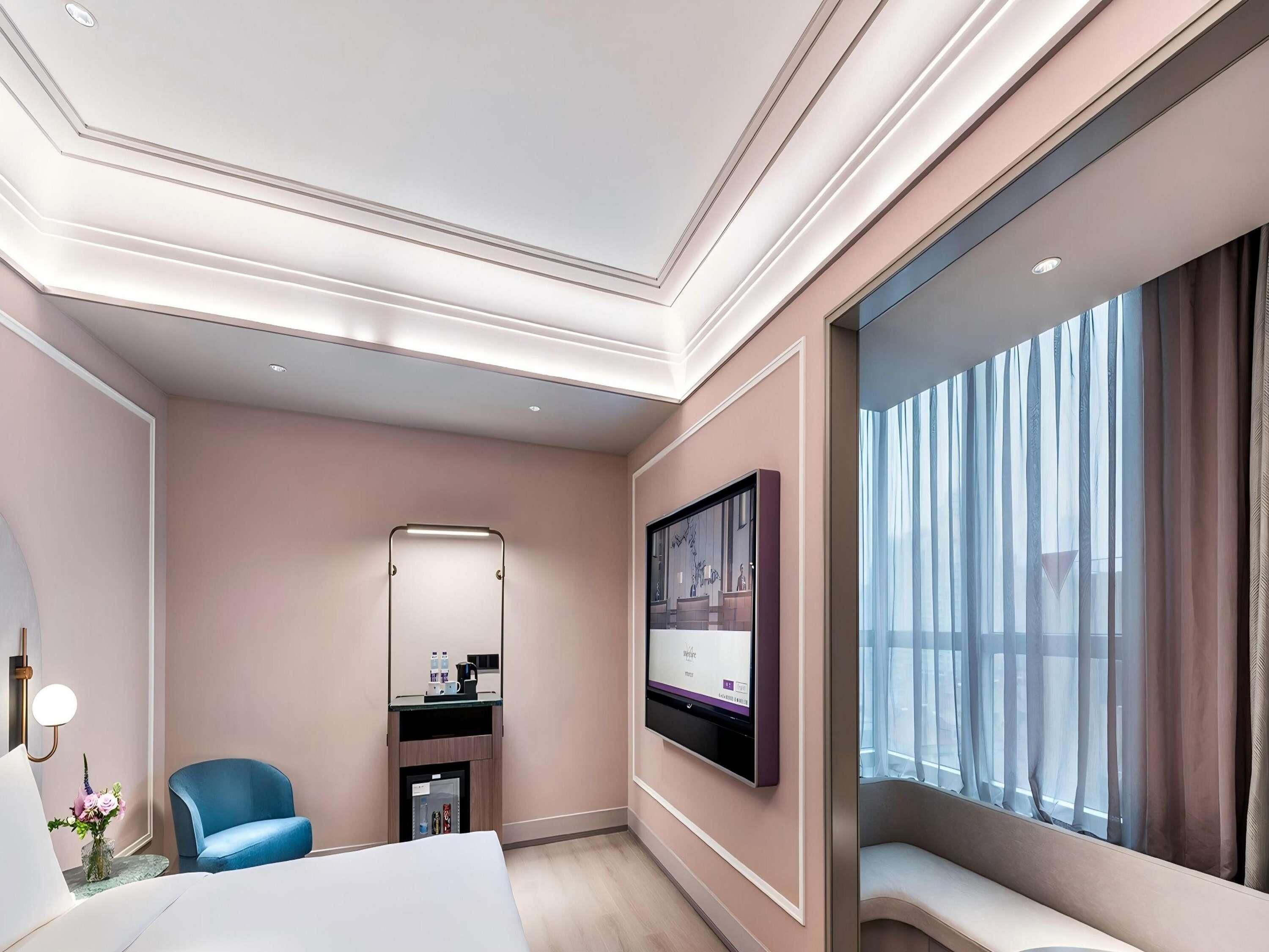Deluxe Room, 1 King Bed | Minibar, in-room safe, desk, blackout drapes