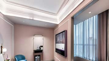 Deluxe Room, 1 King Bed | Minibar, in-room safe, desk, blackout drapes