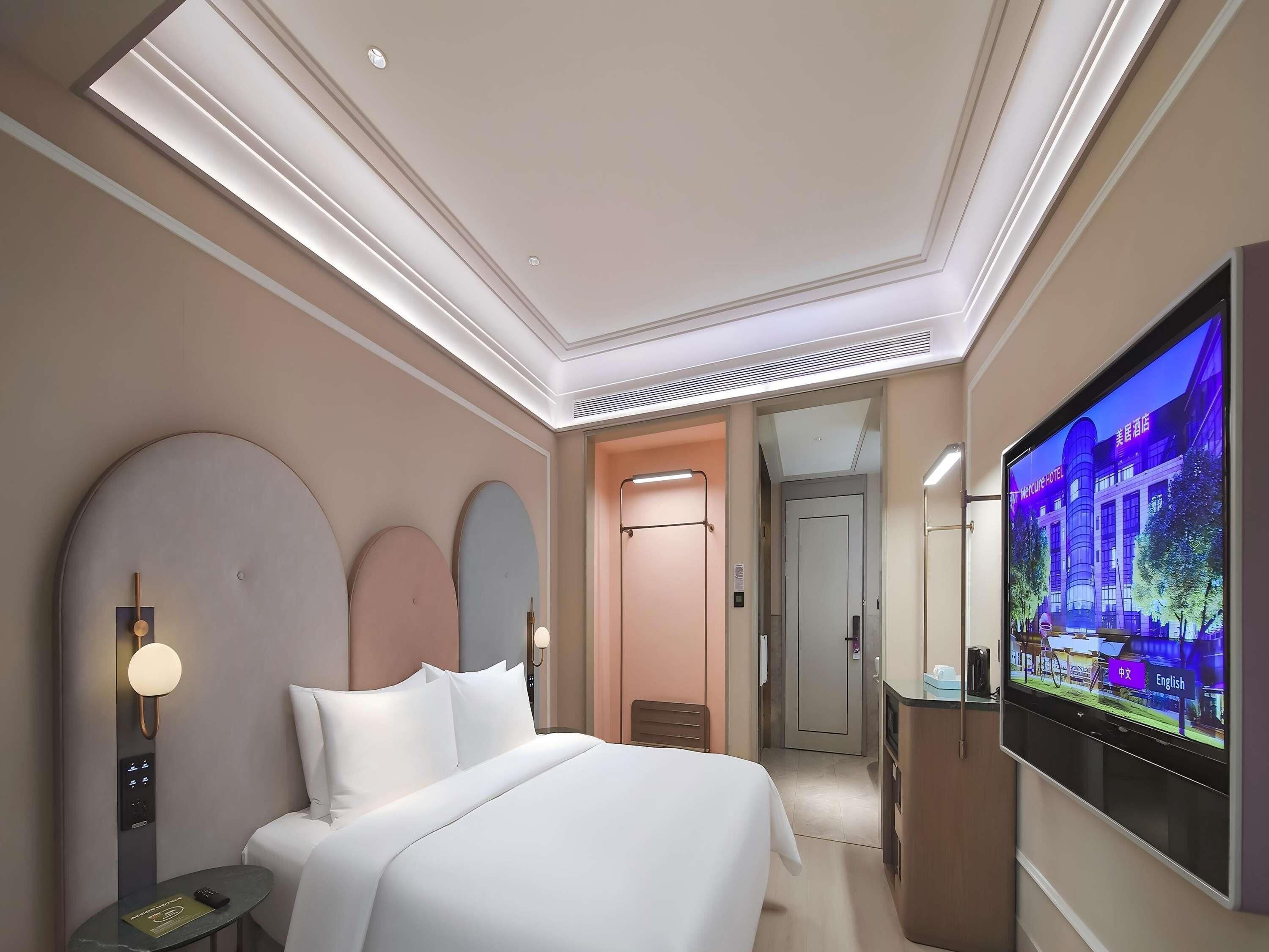 Superior Room, 1 King Bed | Minibar, in-room safe, desk, iron/ironing board