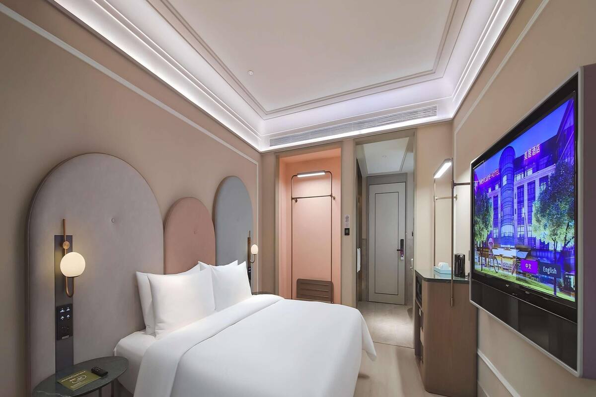 Superior Room, 1 King Bed | Minibar, in-room safe, desk, iron/ironing board