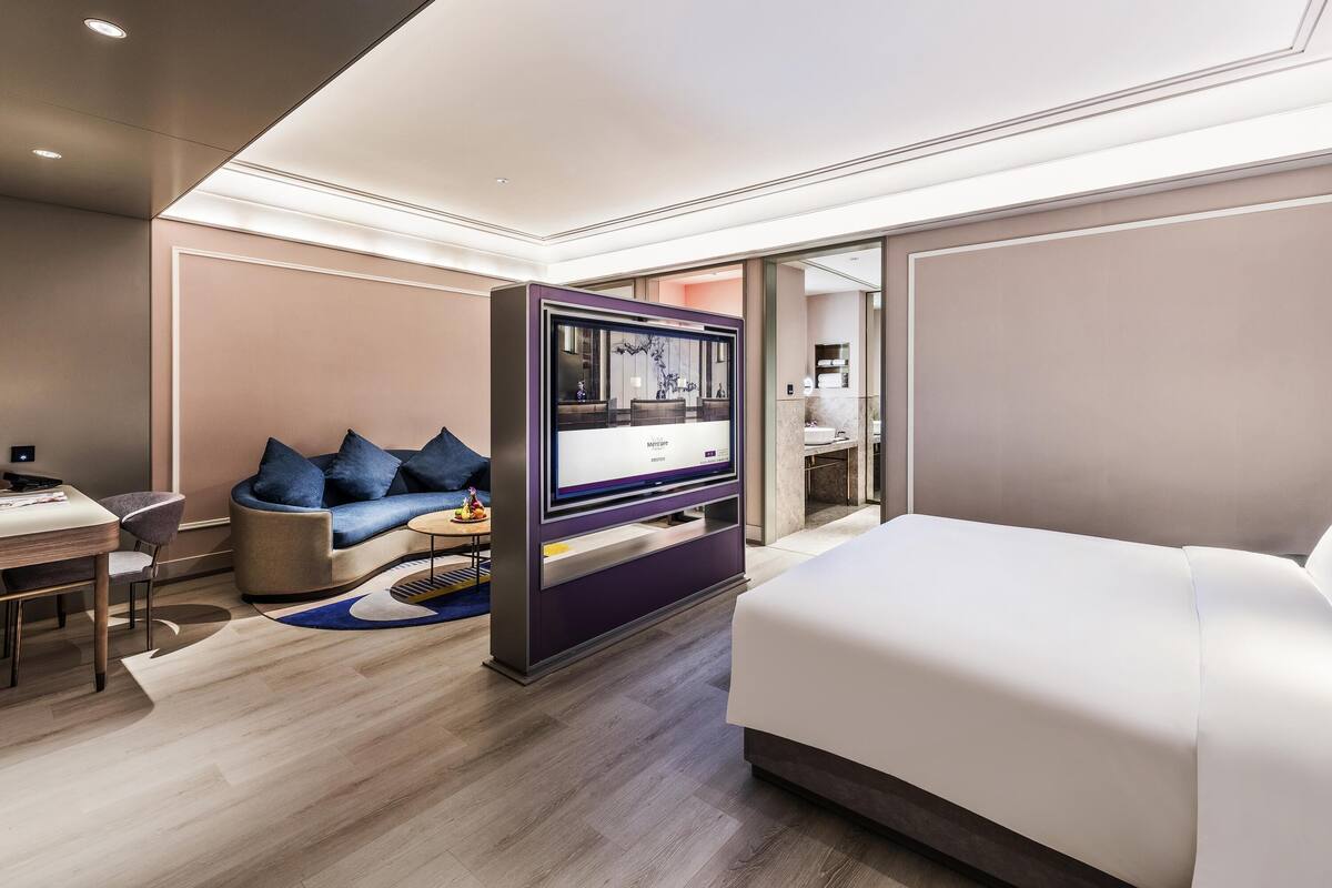 Privilege, Room, 1 King Bed | Minibar, in-room safe, desk, iron/ironing board